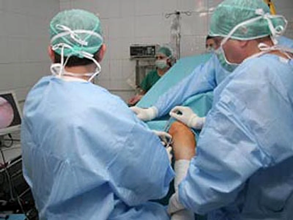 
    Medicii opereazaFoto: arhivă personală  