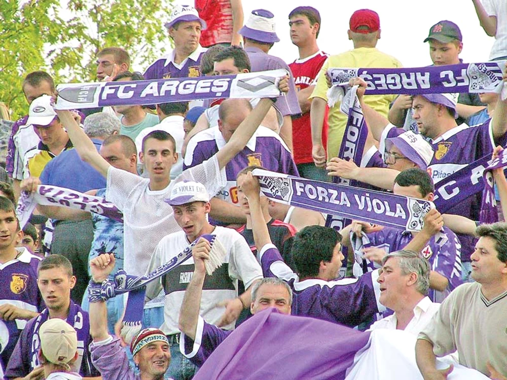 Suporterii fostei echipe  FC Argeş umplea  arena din Trivale