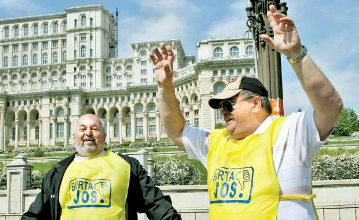 Senatorul Cezar Măgureanu (dreapta) susţine că nu are nicio legătură cu afacerile familiei  