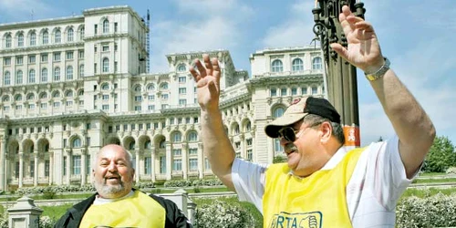 Senatorul Cezar Măgureanu (dreapta) susţine că nu are nicio legătură cu afacerile familiei