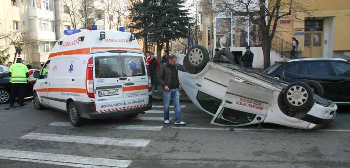 Şoferul priveste ce a mai ramas din maşina                        Foto: Laurentiu Ionescu