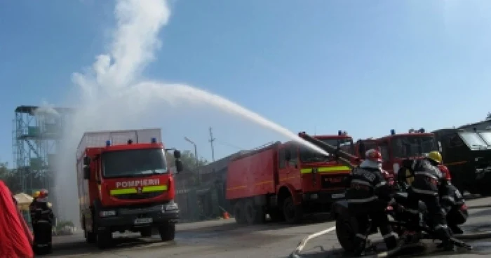 Pompierii au intervenit de urgenţă pentru stingerea incendiilor