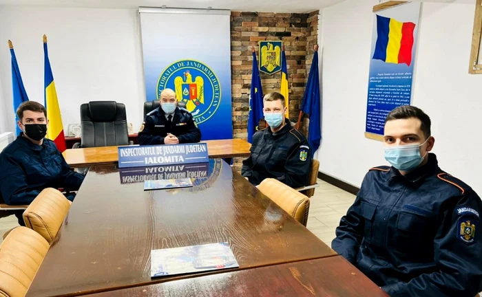Cei trei elevi vor efectua stagiul de practică la IJJ Ialomiţa FOTO IJJ Ialomiţa