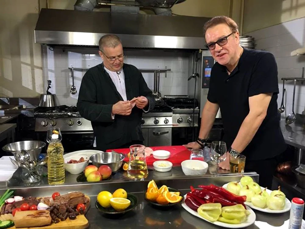 
    Gabriel Cotabiță s-a desfătat cu o masă copioasă, însoțită de alcool, gătită de Mircea Dinescufoto: TVR  