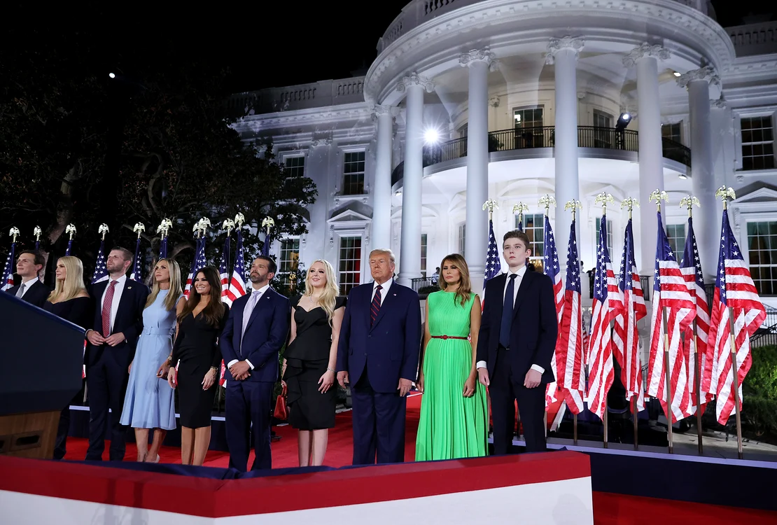 După scurtul ei discurs, Ivanka și-a ocupat locul în rândul susținătorilor lui Trump, departe însă de președinte și de soția acestuia