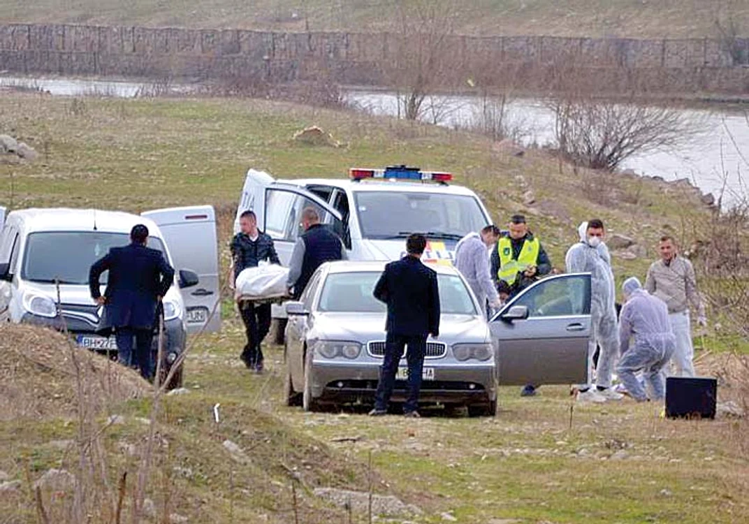 Momentul în care poliţiştii  ridică din maşină  cadavrul tinerei 