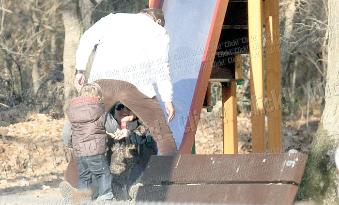 Petre Roman şi soţia lui,  Silvia Chifiriuc, au profitat  de vremea însorită şi s-au  distrat în zona pădurii  Băneasa alături de băieţelul lor, Petrus (fotografii: c.p.)