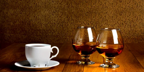 Cafea si alcool FOTO 123 RF