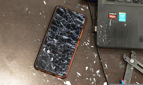 cracked screen phone 6137675 1920 jpg