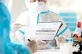 doctor in halat cu eprubeta