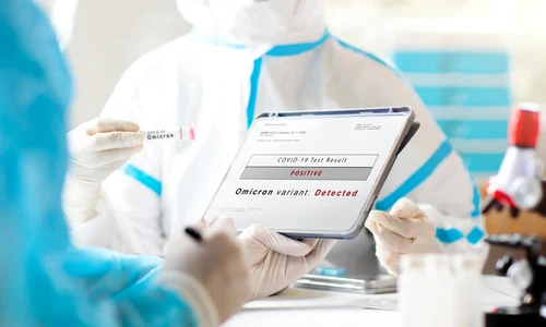 doctor in halat cu eprubeta