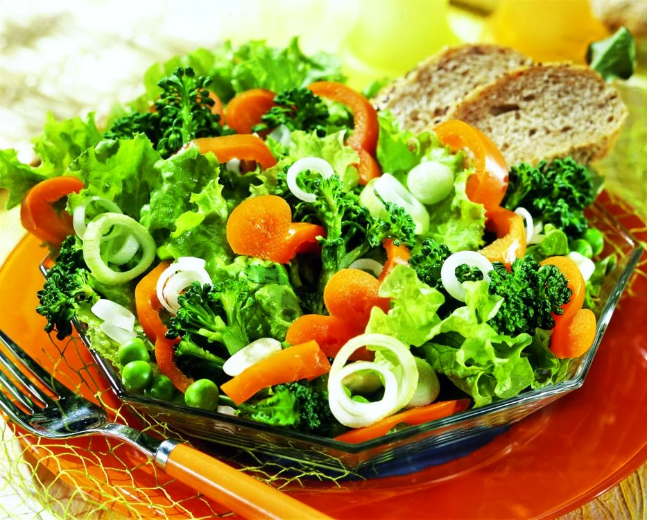 salata cu verdeturi si lamaie jpeg
