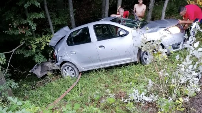 Șoferul a căzut cu mașina trei metri în pădure, lovindu-se de un pomFoto: gazetavalceana.ro