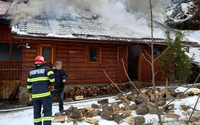 casa de vacanta mistuita in incendiu foto isu hunedoara