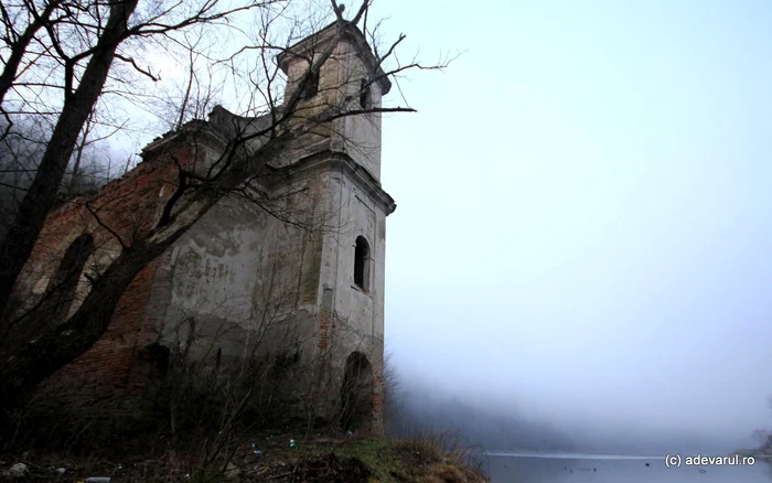 Biserică abandonată din anii '60, pe malul Lacului Cinciș. Foto: Daniel Guță. ADEVĂRUL