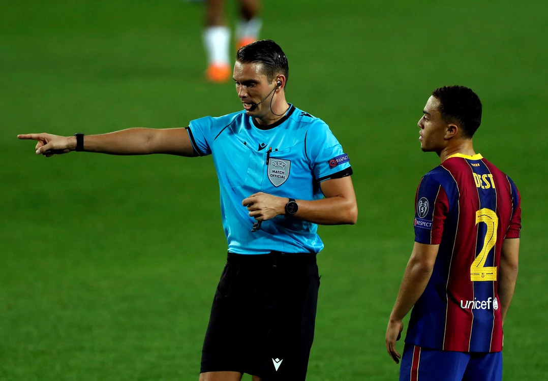 
    Sandro Schaerer a arbitrat meciul FC Barcelona - Ferencvaros, toamna trecutăFoto: EPA-EFE  