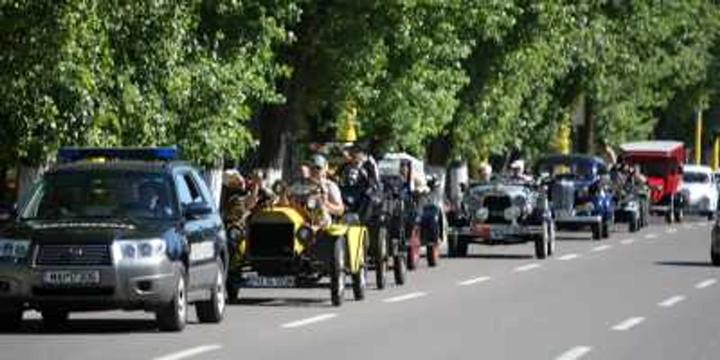 Bijuterii de epocă pe patru roţi au defilat pe străzile Constanţei 
