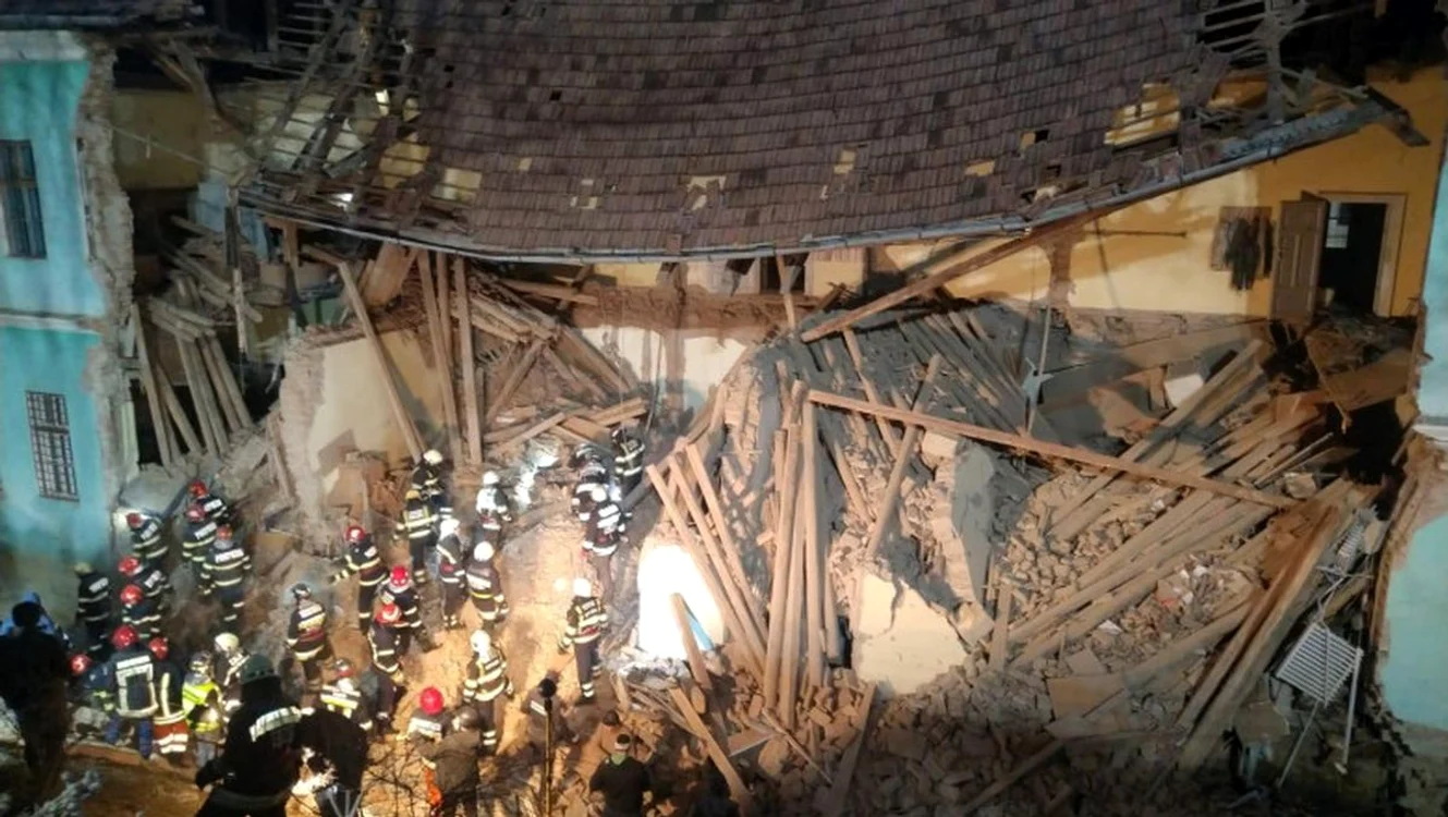 Un băiat de 18 ani a murit sub dărâmături / foto: ISU
