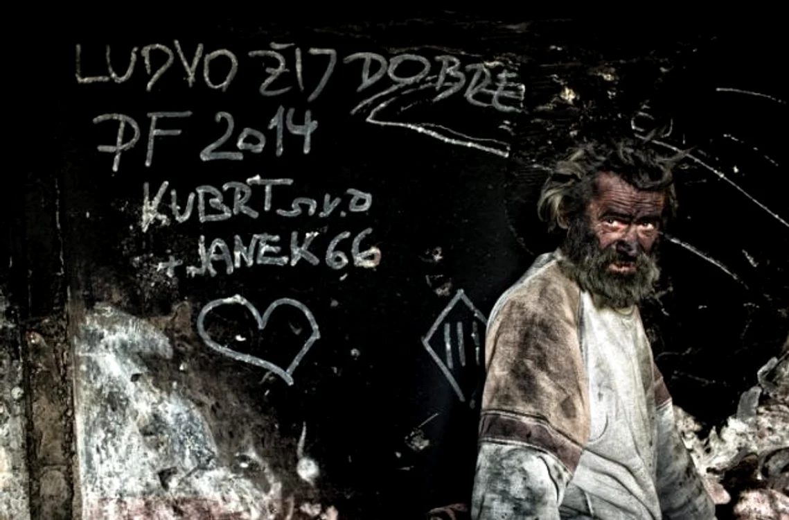 Bărbatul locuieşte într-o fabrică abandonată