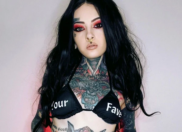 Lilou Ciano spune că își face un tatuaj în fiecare săptămână (Foto: Instagram)