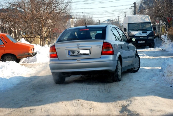 Pe străzile secundare ale Brăilei încă se circulă foarte greu FOTO Florentin Coman
