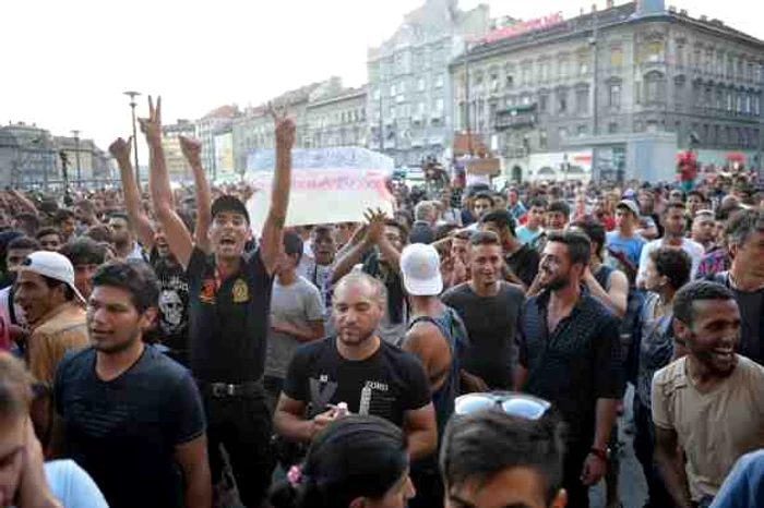 
    Mii de oameni sunt alături de refugiații care au ajuns în UngariaFoto: Mediafax  