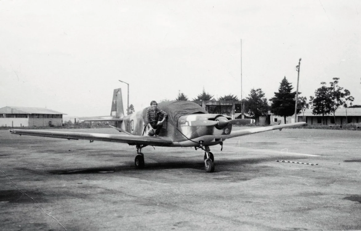 Un avion monomotor tip IAR-823 la sol 
