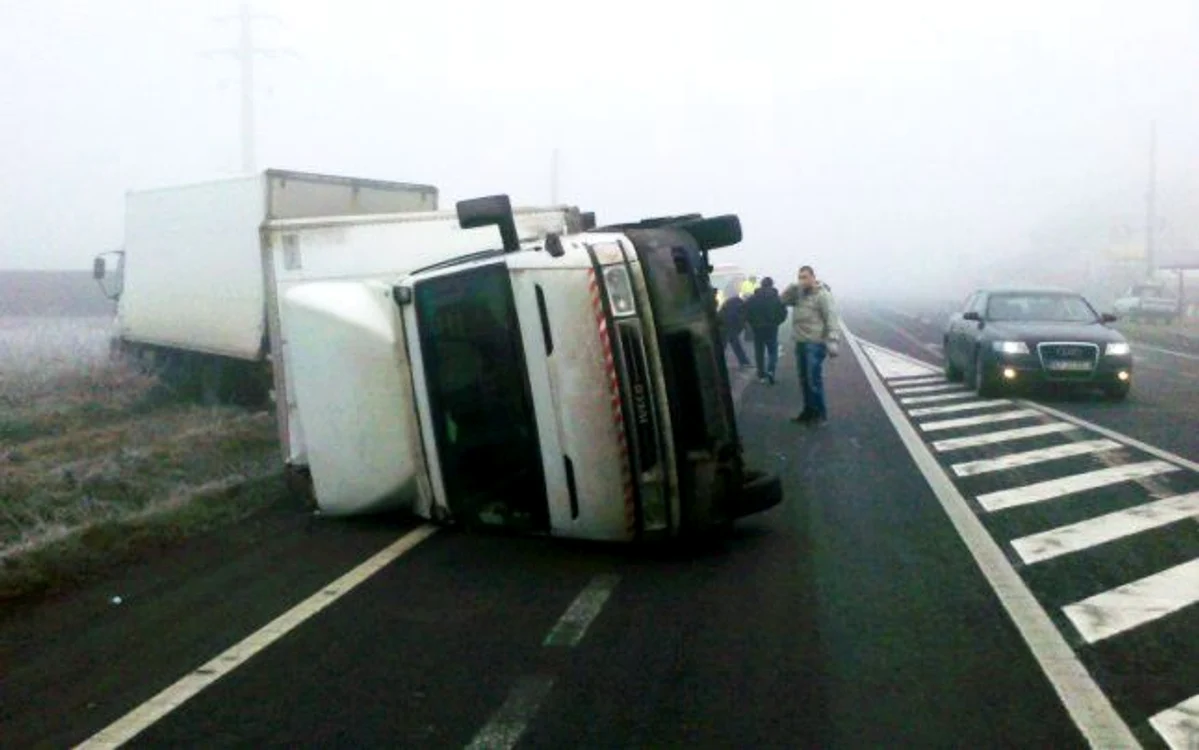 
    Şoferul a rămas prins în cabină  