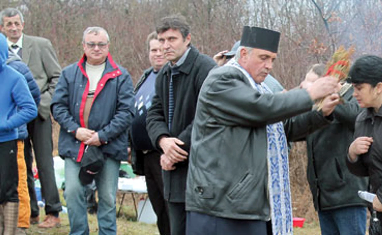 
    Părintele Constantin Bălăeţ se roagă pentru recolta sătenilor din Bălăneşti  