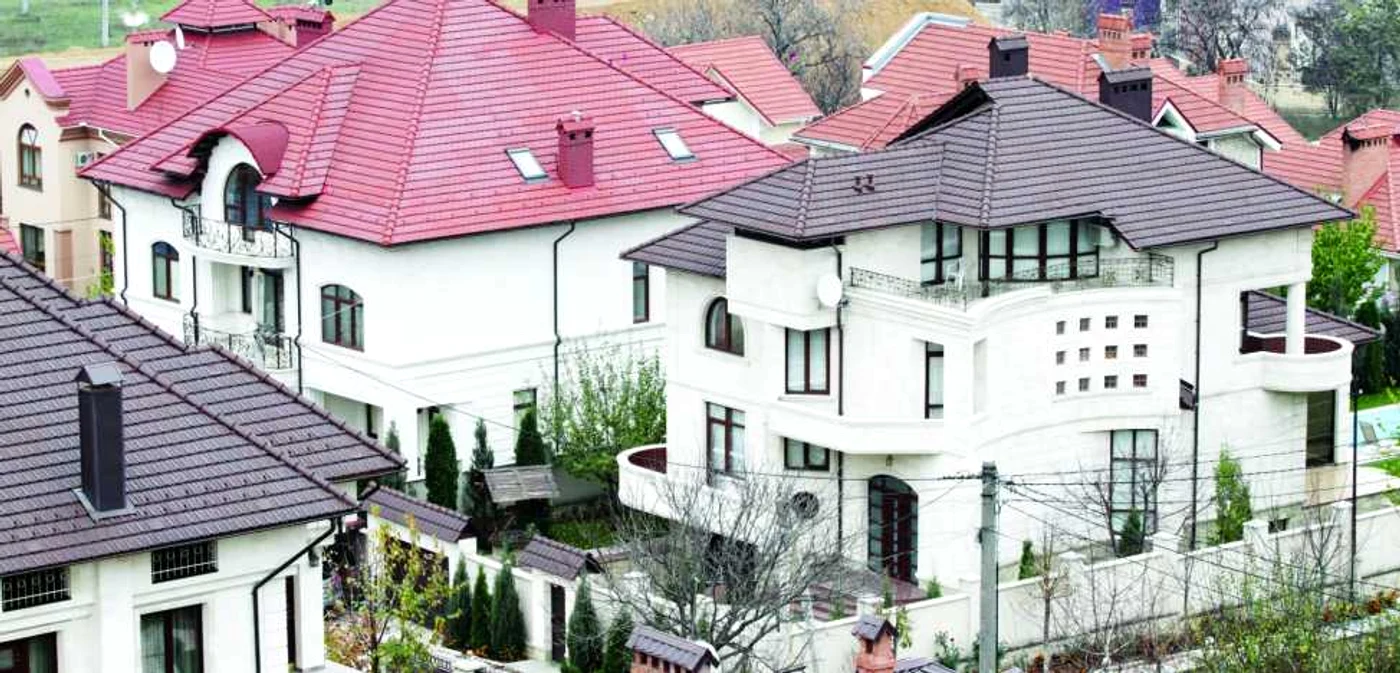 Casa în care locuieşte judecătorul Ion Timofei cu familia are trei nivele şi mansardă, iar în spate are o piscină FOTO Dumitru Goncear