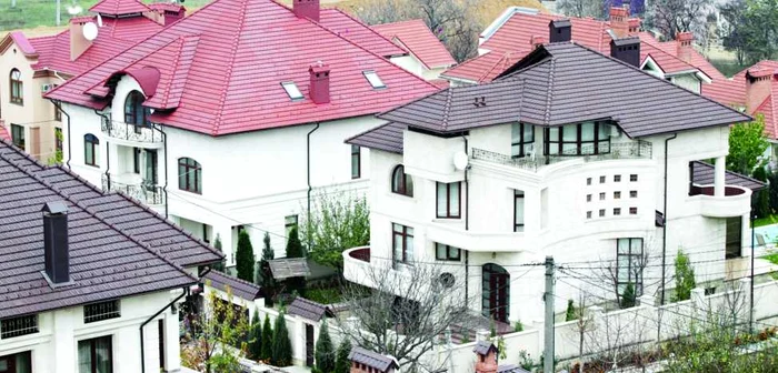 Casa în care locuieşte judecătorul Ion Timofei cu familia are trei nivele şi mansardă, iar în spate are o piscină FOTO Dumitru Goncear