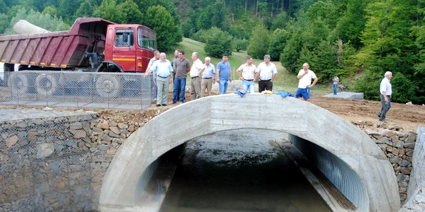 Consilierii locali negreșteni inspectând unul dintre puținele capitole realizate ale proiectului, podurile peste Talna (Foto: Primăria Negrești-Oaș)