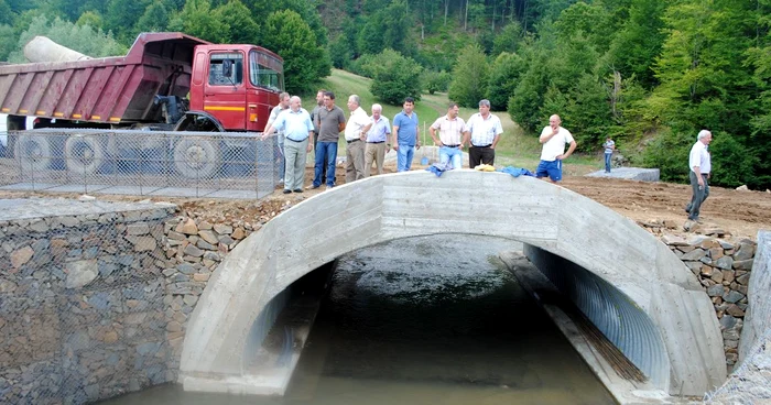 Consilierii locali negreșteni inspectând unul dintre puținele capitole realizate ale proiectului, podurile peste Talna (Foto: Primăria Negrești-Oaș)