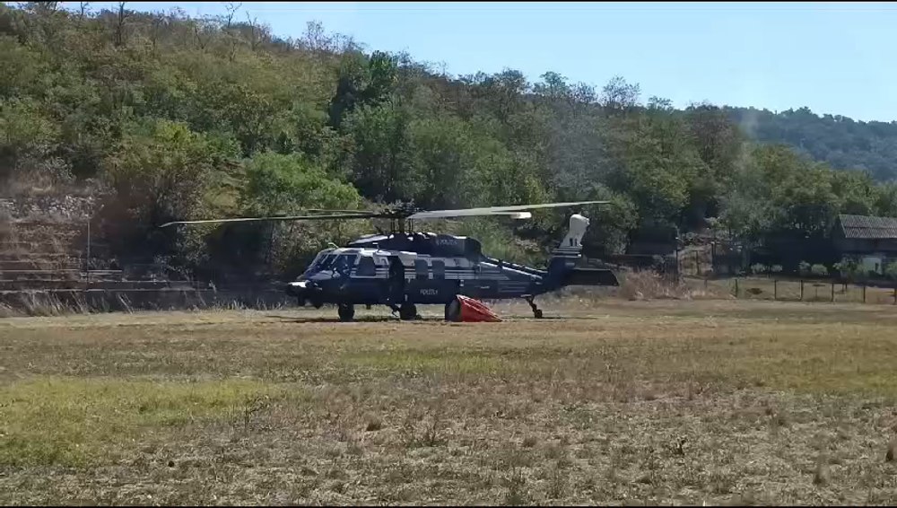 Elicoptere Black Hawk sting incendiile forestiere din Mehedinţi şi Vâlcea. Sunt focare în zone extrem de greu accesibile VIDEO