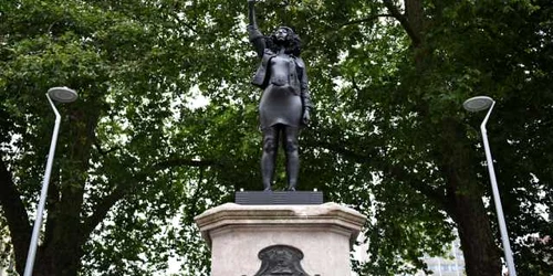 Statuia lui Edward Colston inlocuita cu cea a lui Jen Reid FOTO EPA-EFE