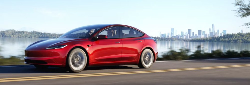 Patru oameni aflați într-o mașină Tesla au murit într-un accident. Vehiculul a luat foc în urma impactului