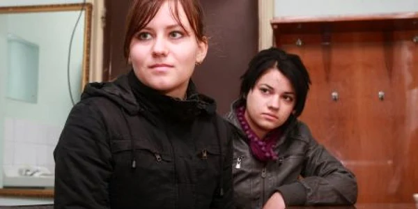 Andreea şi Daniela, două eleve lăsate de stat fără bani de liceu