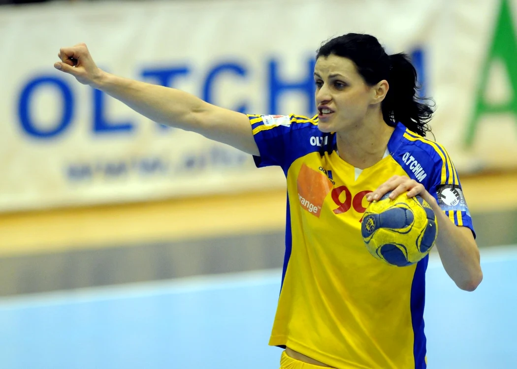 Pe finalul carierei de handbalistă, Narcisa Lecușanu a jucat la Oltchim Rm. Vâlcea