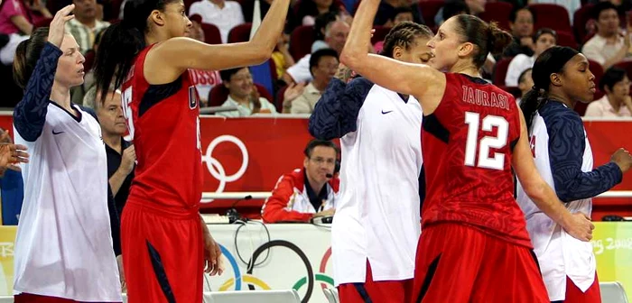 Candace Parker (în stânga) a fost prima jucătoare care a reuşit două slam dunk-uri în campionatul universitar din SUA