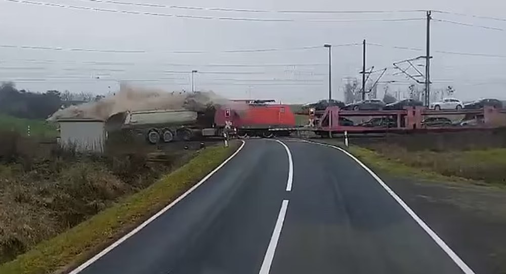Momentul în care șoferul unui camion sfidează moartea. Cum a reușit să se salveze înainte să fie lovit de tren