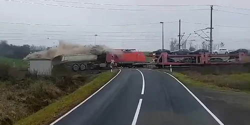 camion lovit de tren FOTO Captură video