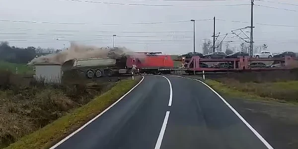 camion lovit de tren FOTO Captură video