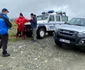 Turist de 81 de ani din Bucureşti salvat dintr-o râpă de lângă Transalpina - Vâlcea alături de salvatori Foto Adevărul - credit IJJ Vâlcea