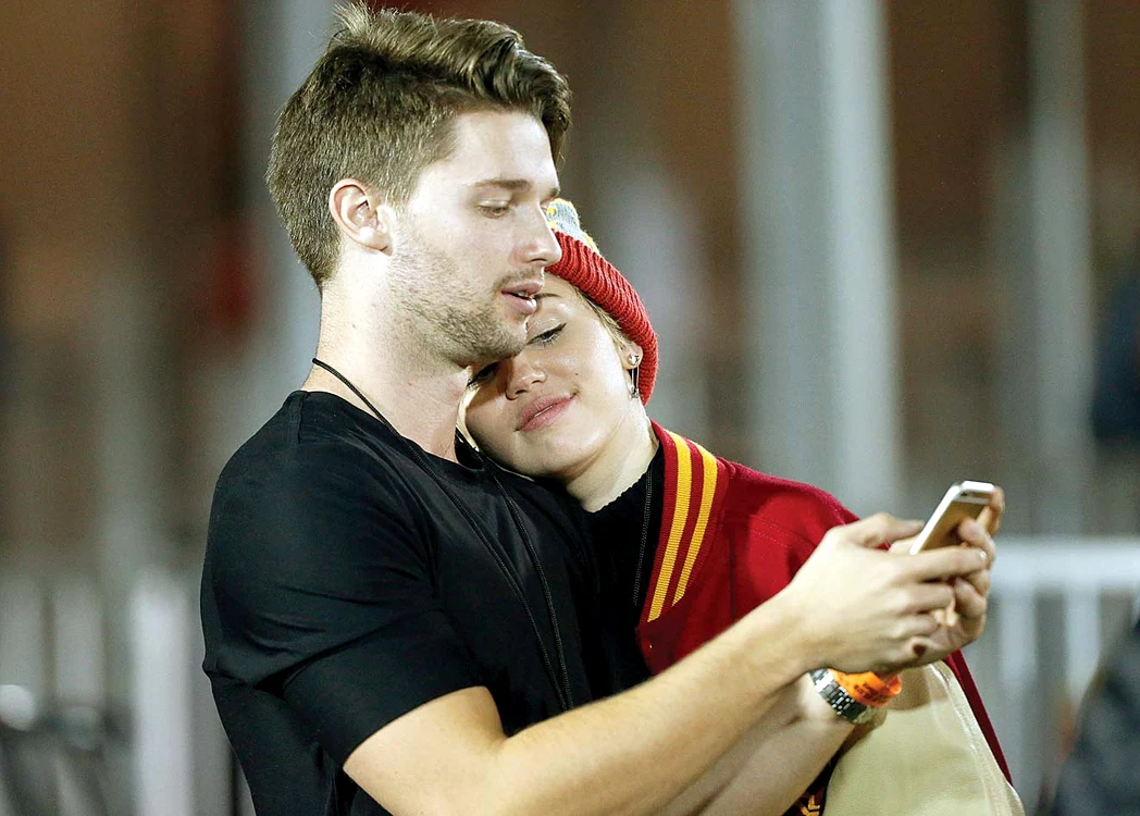 Iubire maximă! Miley îl sufocă pe Patrick cu afecţiuneaei pătimaşăFotografii: Guliver/Splashnews/AFP