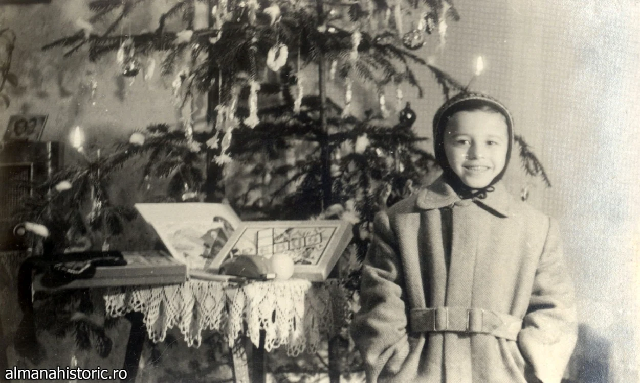 „Zâmbetul de
pe faţa copilului este de neegalat! Poza serveşte mărturie pentru a se mândri
la şcoală cu cele primite.“     Sursă foto: almanahistoric.ro