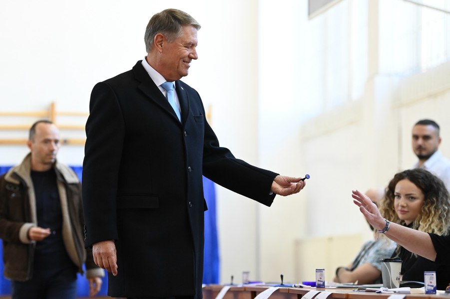 Klaus Iohannis își va exercita mandatul până la depunerea jurământului de către noul președinte. Decizia CCR