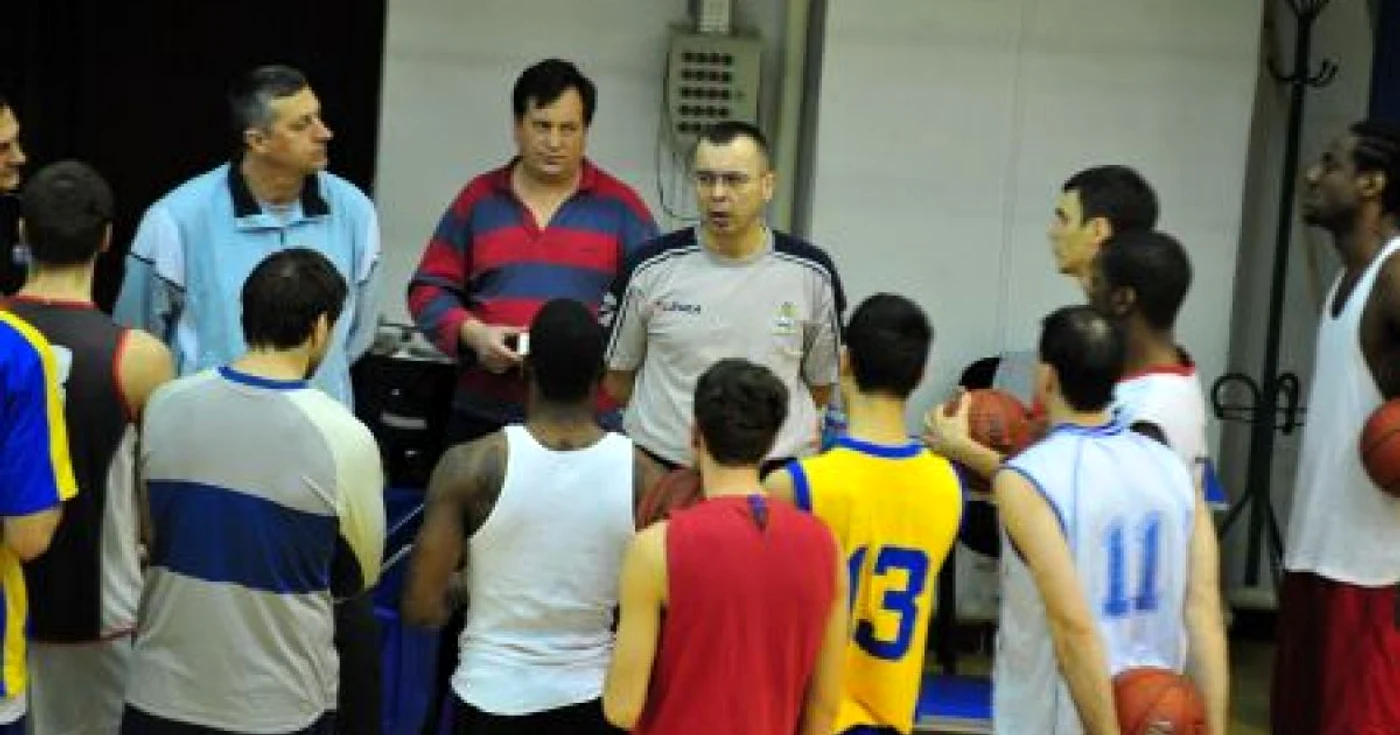 Zeljko Zecevic (centru) a avut prima discuţie cu sportivii din Bănie. Foto: Remus Badea