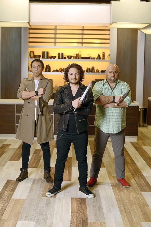 «Chefi la cuţite» – 3 juraţi Luni şi marţi, de la ora 20.30, se duelează între ei chefii Sorin Bontea, Florin Dumitrescu şi Cătălin Scărlătescu