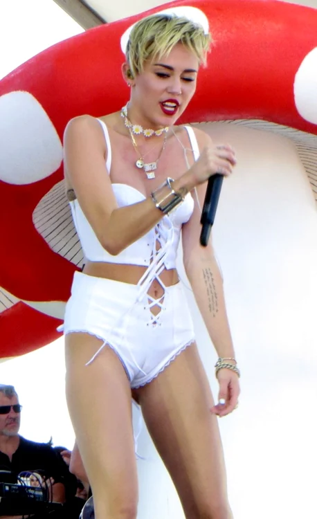 miley cyrus scena jpeg