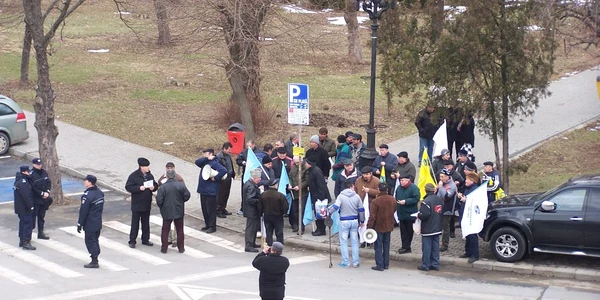 Protestul sindicaliştilor a avut loc în faţa Prefecturii Alba 